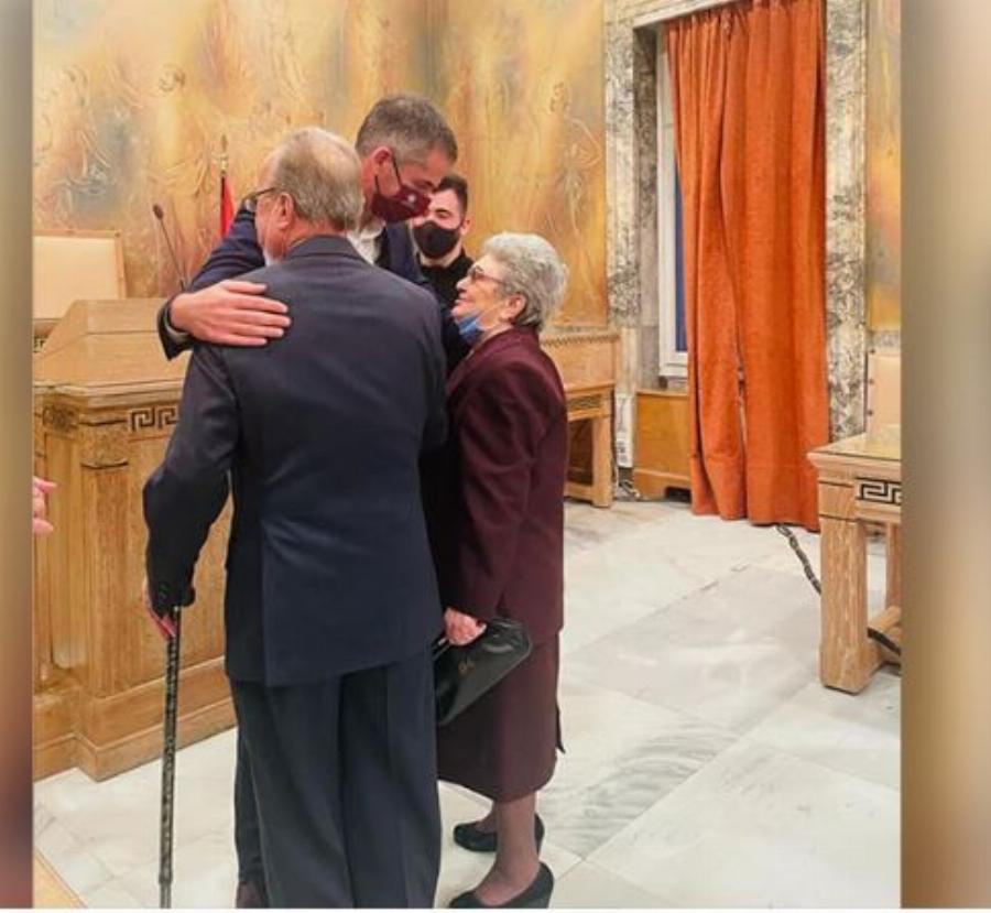 «Δεν ήθελε να με παντρευτεί, αλλά την κατάφερα» –  87χρονος που παντρεύτηκε χθες στο Δημαρχείο