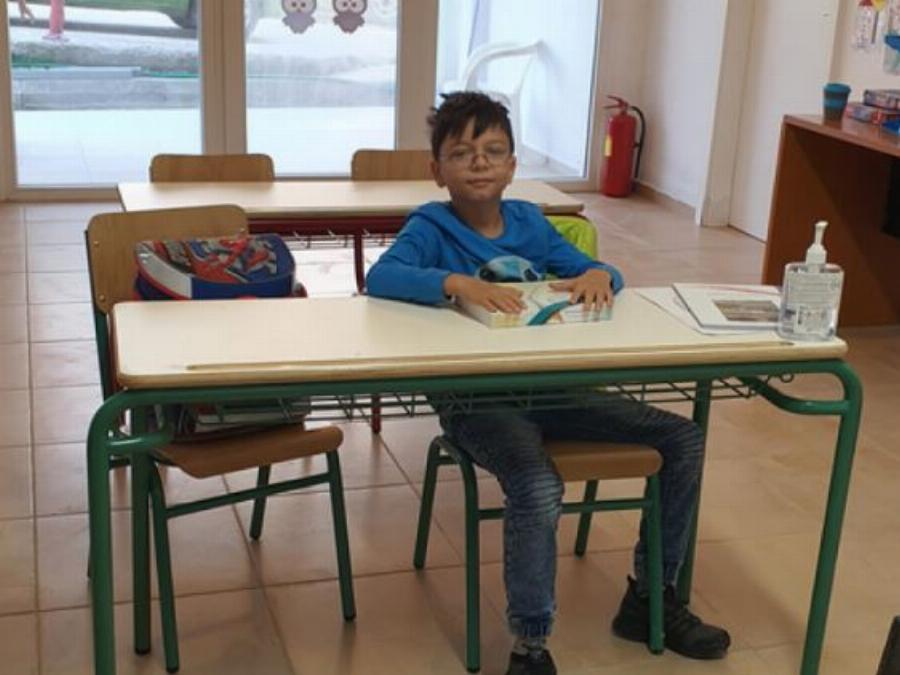 9χρονος Τάσος: Θα παρελάσει μόνος του με τη γαλανόλευκη στο Μαθράκι