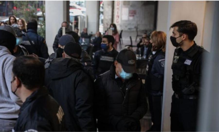 Με χειροπέδες και υπό χειροκροτήματα στα δικαστήρια οι επτά αστυνομικοί