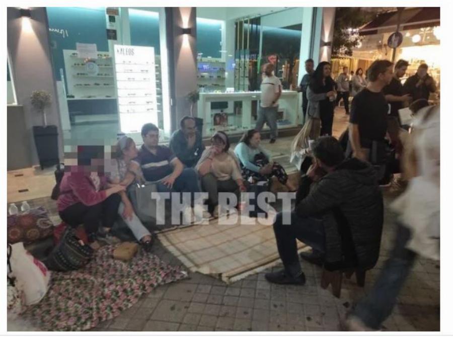 Aντιεμβολιαστές στην Πάτρα έστρωσαν καρό τραπεζομάντηλο για πικνικ στον πεζόδρομο