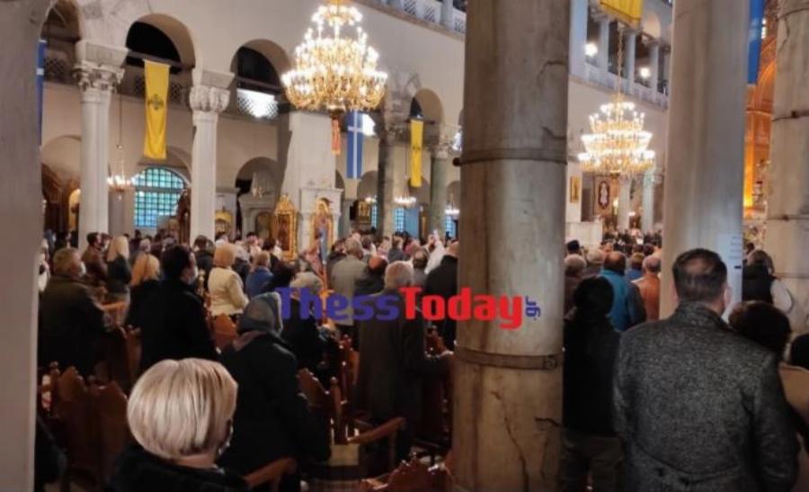 Bγάζουν τις μάσκες για να φιλήσουν την εικόνα του Αγίου Δημητρίου στη Θεσσαλονίκη