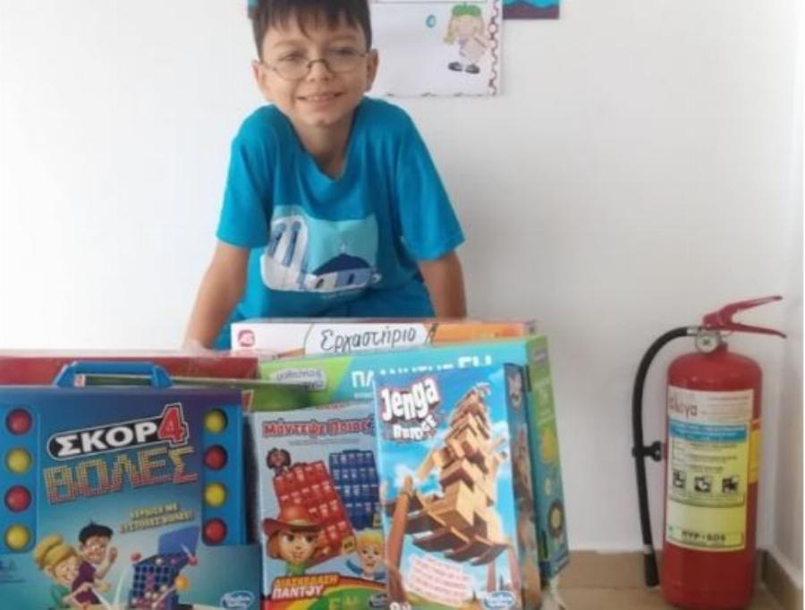 9χρονος Τάσος: Θα παρελάσει μόνος του με τη γαλανόλευκη στο Μαθράκι