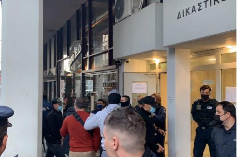 Με χειροπέδες και υπό χειροκροτήματα στα δικαστήρια οι επτά αστυνομικοί