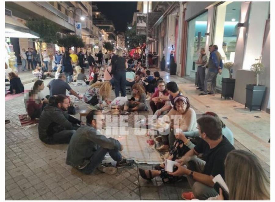 Aντιεμβολιαστές στην Πάτρα έστρωσαν καρό τραπεζομάντηλο για πικνικ στον πεζόδρομο