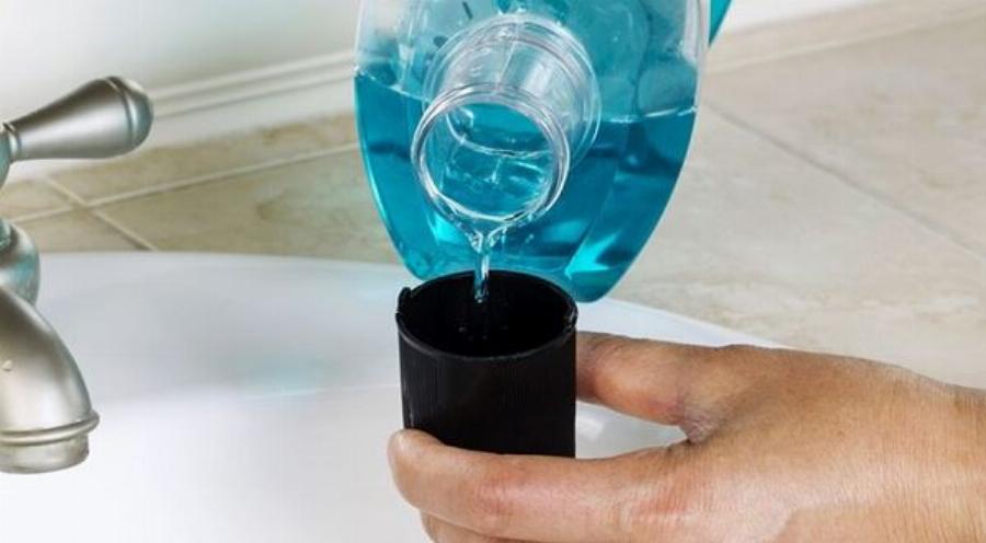 Listerine: 13 άγνωστες χρήσεις του που θα κάνουν τη ζωή σας πιο εύκολη και υγιεινή