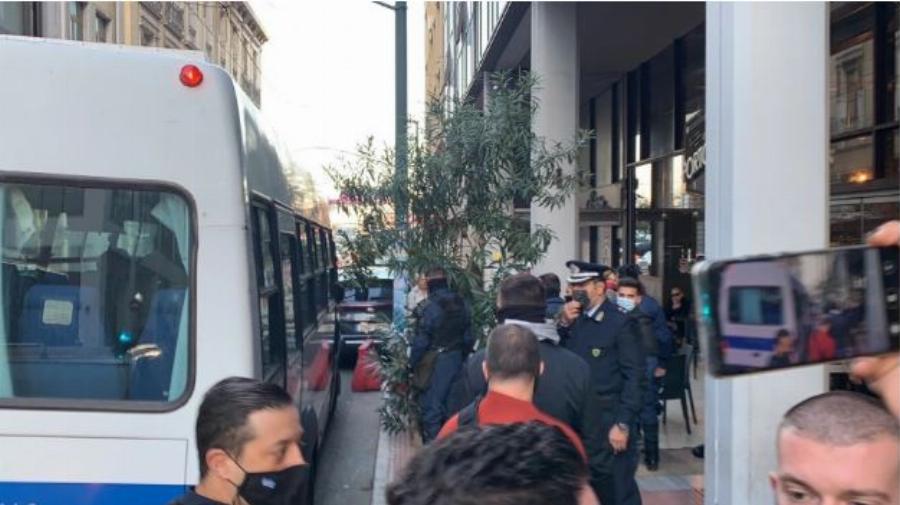 Με χειροπέδες και υπό χειροκροτήματα στα δικαστήρια οι επτά αστυνομικοί