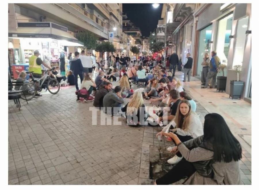 Aντιεμβολιαστές στην Πάτρα έστρωσαν καρό τραπεζομάντηλο για πικνικ στον πεζόδρομο