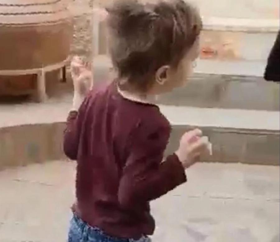 Ο μικρός Γιάννης περπάτησε ξανά χάρη στον Άγιο Ταξιάρχη – Πλήθη λάου στον Ταξιάρχη που δακρύζει ακατάπαυστα