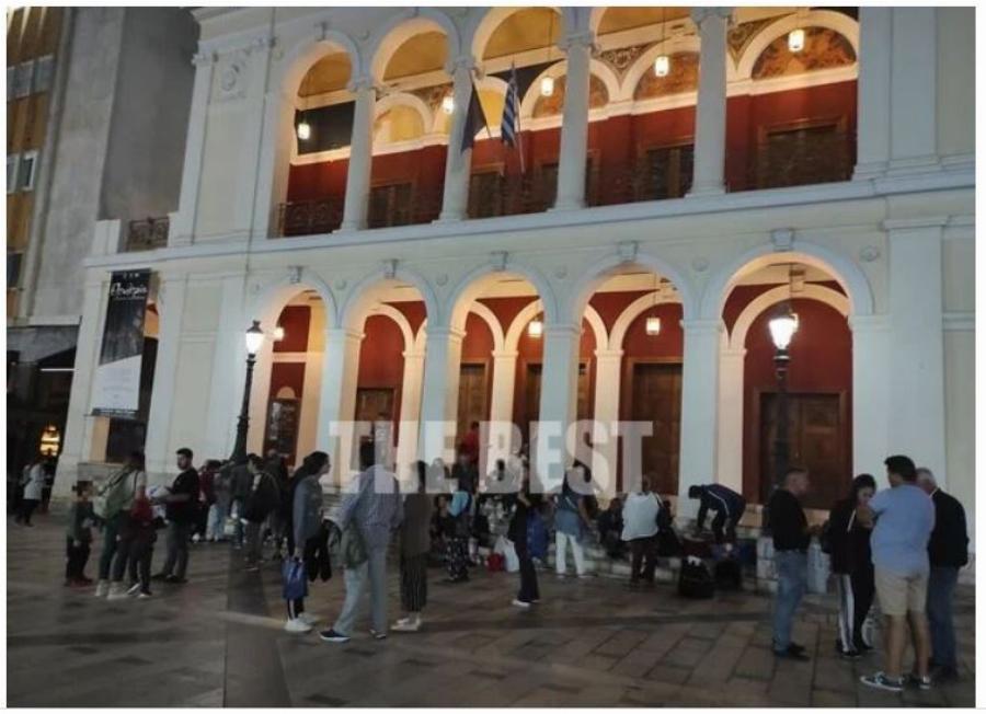 Aντιεμβολιαστές στην Πάτρα έστρωσαν καρό τραπεζομάντηλο για πικνικ στον πεζόδρομο