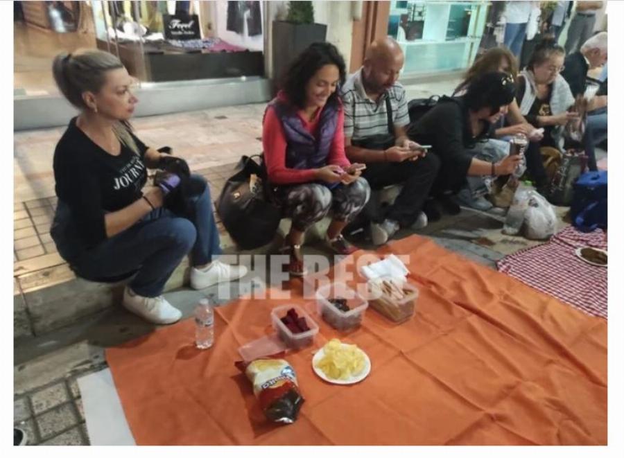 Aντιεμβολιαστές στην Πάτρα έστρωσαν καρό τραπεζομάντηλο για πικνικ στον πεζόδρομο