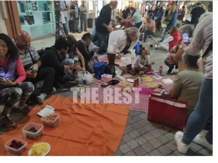Aντιεμβολιαστές στην Πάτρα έστρωσαν καρό τραπεζομάντηλο για πικνικ στον πεζόδρομο