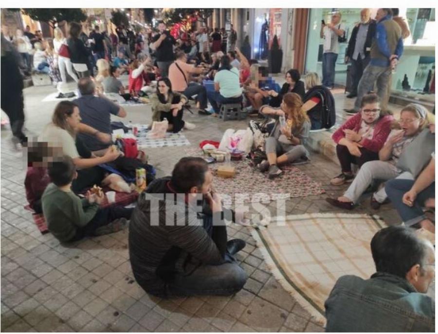 Aντιεμβολιαστές στην Πάτρα έστρωσαν καρό τραπεζομάντηλο για πικνικ στον πεζόδρομο