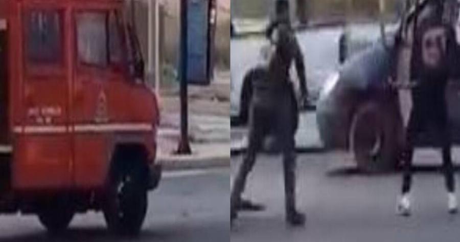 Η στιγμή της επίθεσης Ρομά σε πυροσβεστικό όχημα – Τραυματίζουν πυροσβέστη και τον κλέβουν