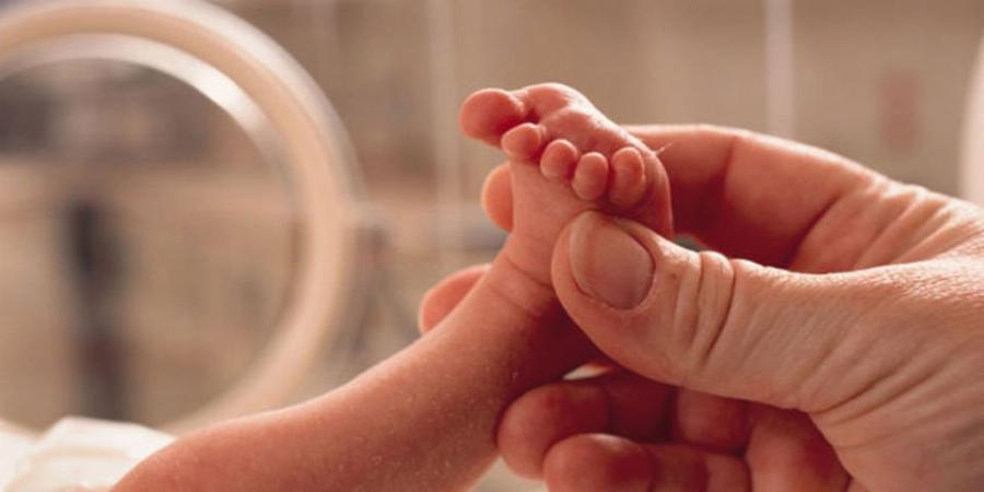 Συναγερμός στην πόλη της Πάτρας: Το μωρό είχε κατάγματα, κάψιμο από τσιγάρο και αποδείξεις πως κακοποιούνταν από 6,5 μηνών