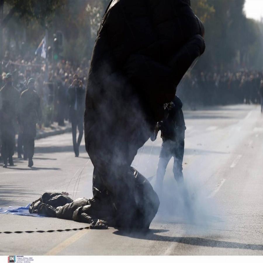 Η εντυπωσιακή ελεύθερη πτώση των αλεξιπτωτιστών με την ελληνική σημαία για την 28η Οκτωβρίου