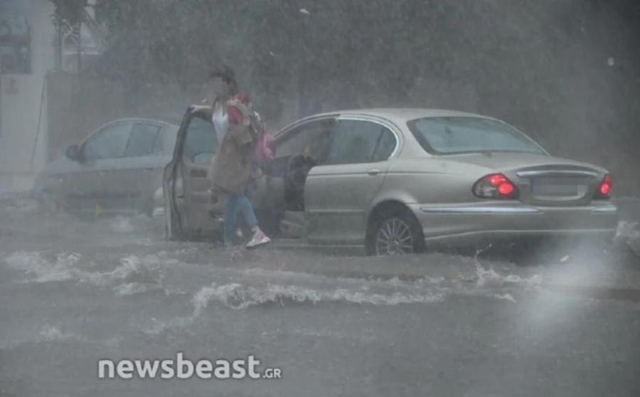 Έντρομη γυναίκα εγκαταλείπει το αυτοκίνητο στη μέση του δρόμου στην πλημμυρισμένη Πειραιώς