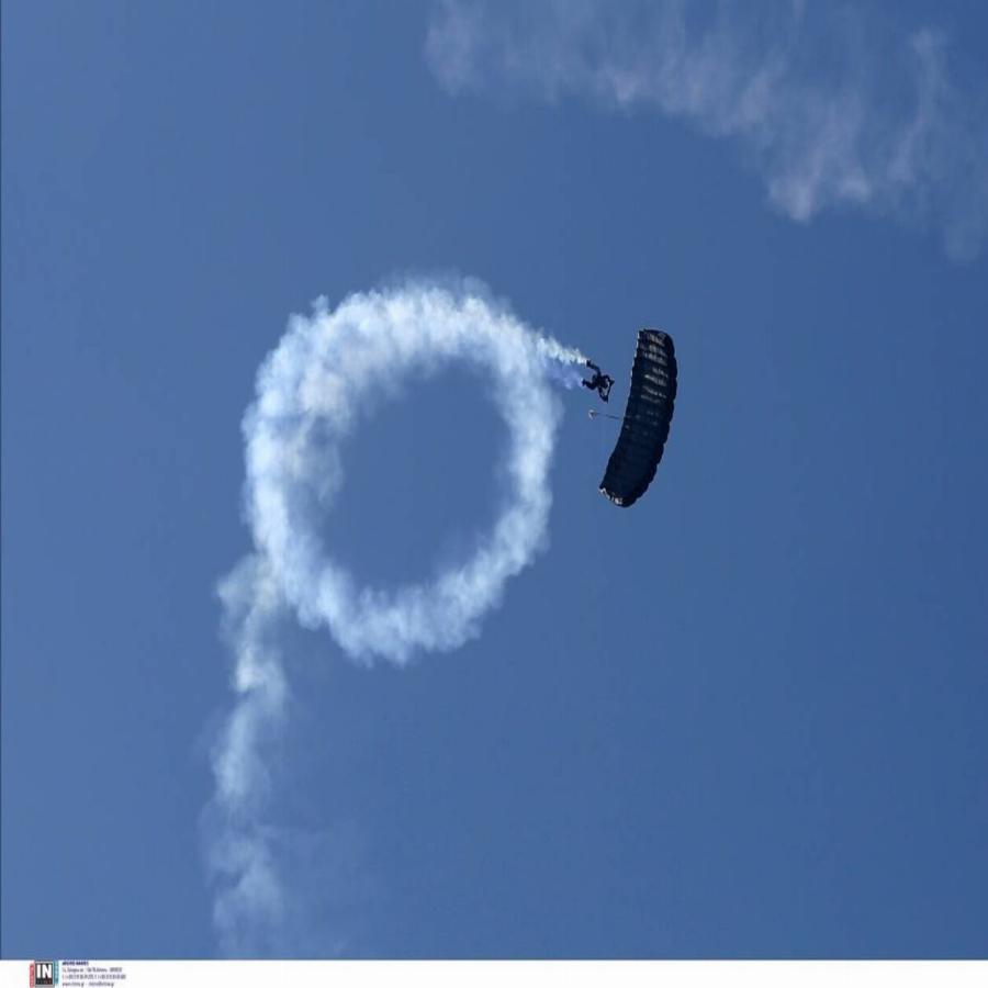 Η εντυπωσιακή ελεύθερη πτώση των αλεξιπτωτιστών με την ελληνική σημαία για την 28η Οκτωβρίου