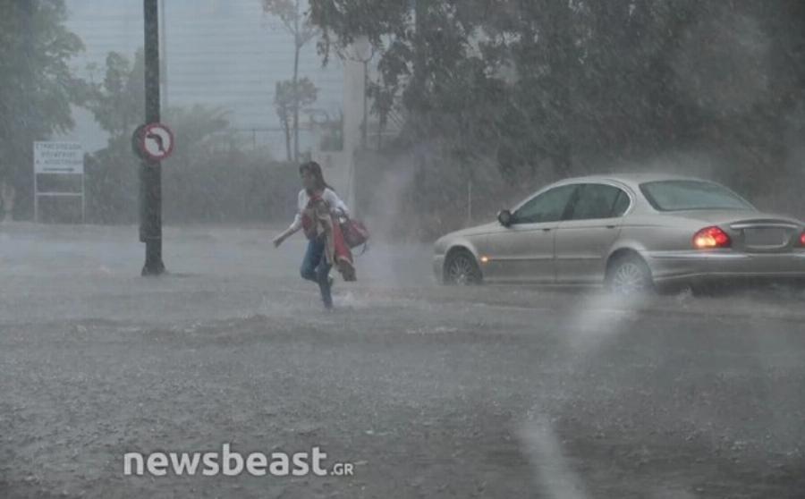 Έντρομη γυναίκα εγκαταλείπει το αυτοκίνητο στη μέση του δρόμου στην πλημμυρισμένη Πειραιώς