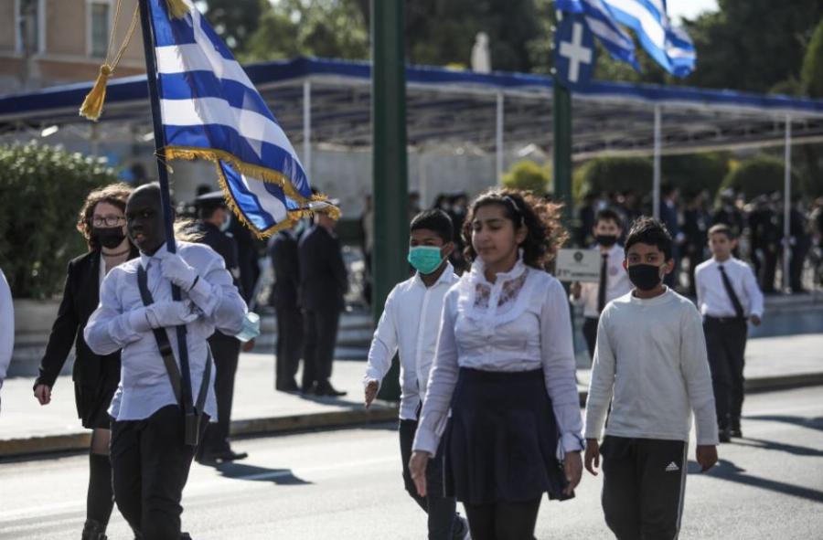 Παρέλαση: Ο μαύρος σημαιοφόρος, η παραστάτρια με τη μαντήλα και οι αντιδράσεις του κοινού
