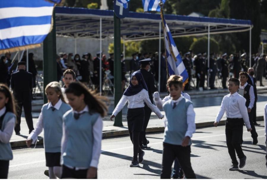 Παρέλαση: Ο μαύρος σημαιοφόρος, η παραστάτρια με τη μαντήλα και οι αντιδράσεις του κοινού