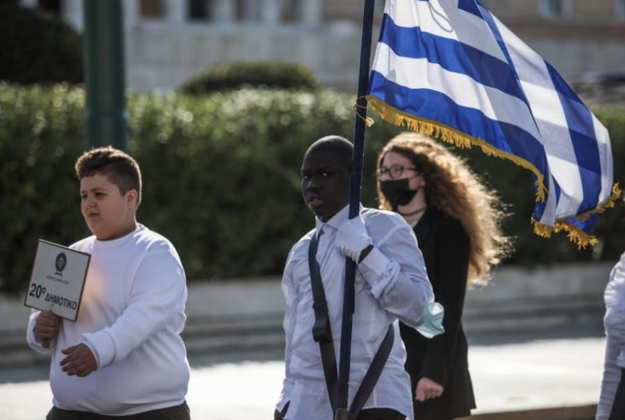 Παρέλαση: Ο μαύρος σημαιοφόρος, η παραστάτρια με τη μαντήλα και οι αντιδράσεις του κοινού