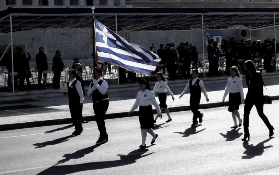 Παρέλαση: Ο μαύρος σημαιοφόρος, η παραστάτρια με τη μαντήλα και οι αντιδράσεις του κοινού
