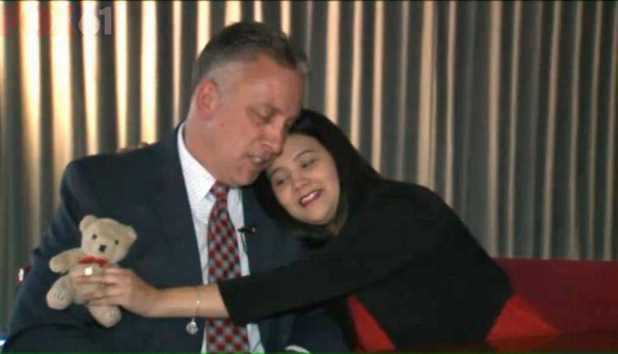 Ιστορία που συγκλονίζει: Την έσωσε από τις φλόγες όταν ήταν 5 ετών – 20 χρόνια αργότερα την καμαρώνει στην αποφοίτηση της