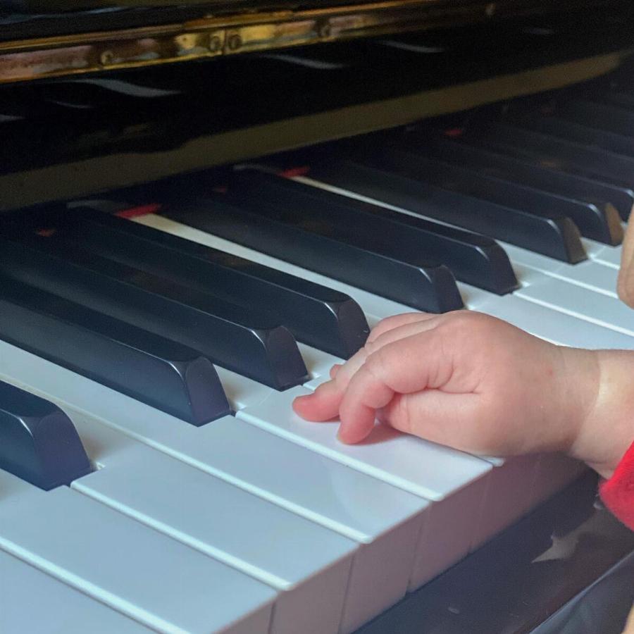 «Έριξε» το Instagram η Στικούδη: Η 1η φωτογραφία με τον γιο της Βύρωνα, ανήμερα της γιορτής της