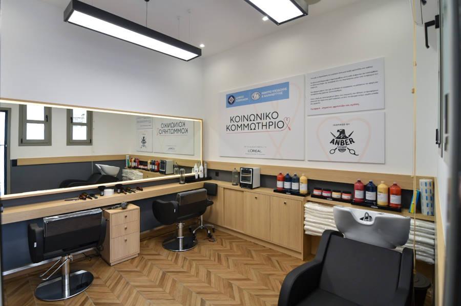 Κοινωνικό κομμωτήριο: Προσφέρει δωρεάν κουρέματα σε άπορους και άστεγους συμπολίτες μας