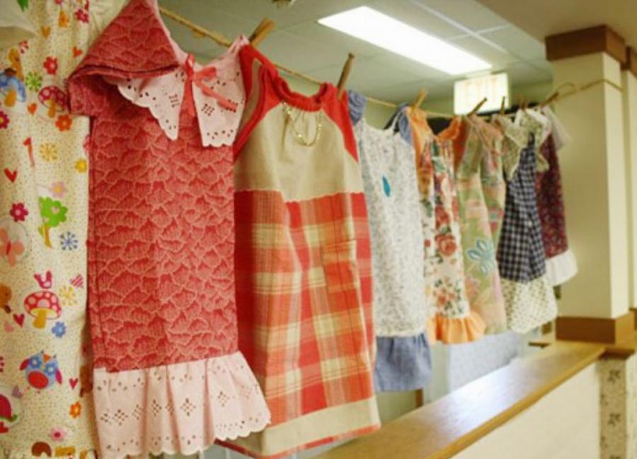 Γιαγιά: Ράβει κάθε μέρα ένα φόρεμα για κάποιο φτωχό κορίτσι στην Αφρική