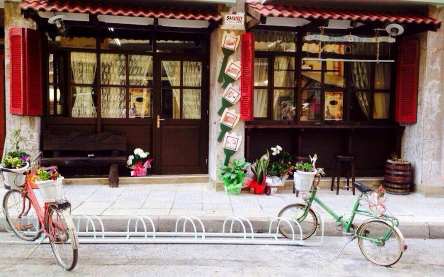 Kαφενείο στη Φλώρινα δέχεται μόνο γυναίκες και οι άντρες επιτρέπονται υπό μια προϋπόθεση