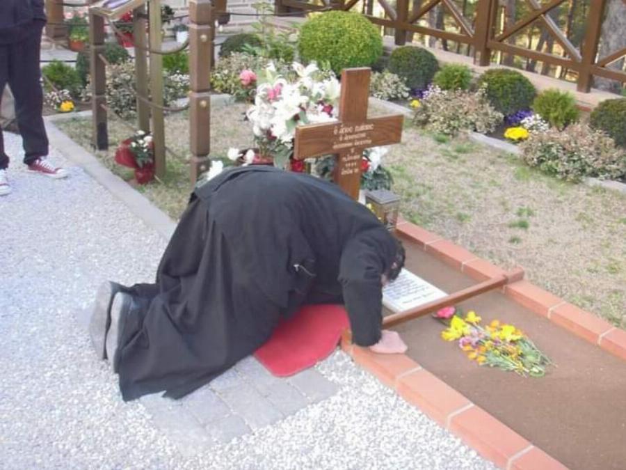 Θαύματα σε χιλιάδες πιστούς: Τι γράφει η πλάκα στον τάφο του Αγίου Παϊσίου;