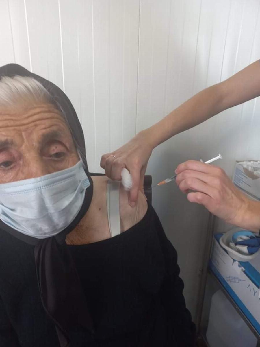“Να κάνουμε όλοι την τρίτη δόση”: Η κα. Ελένη, 100 ετών, έστειλε ένα ηχηρό μήνυμα κάνοντας το εμβόλιο