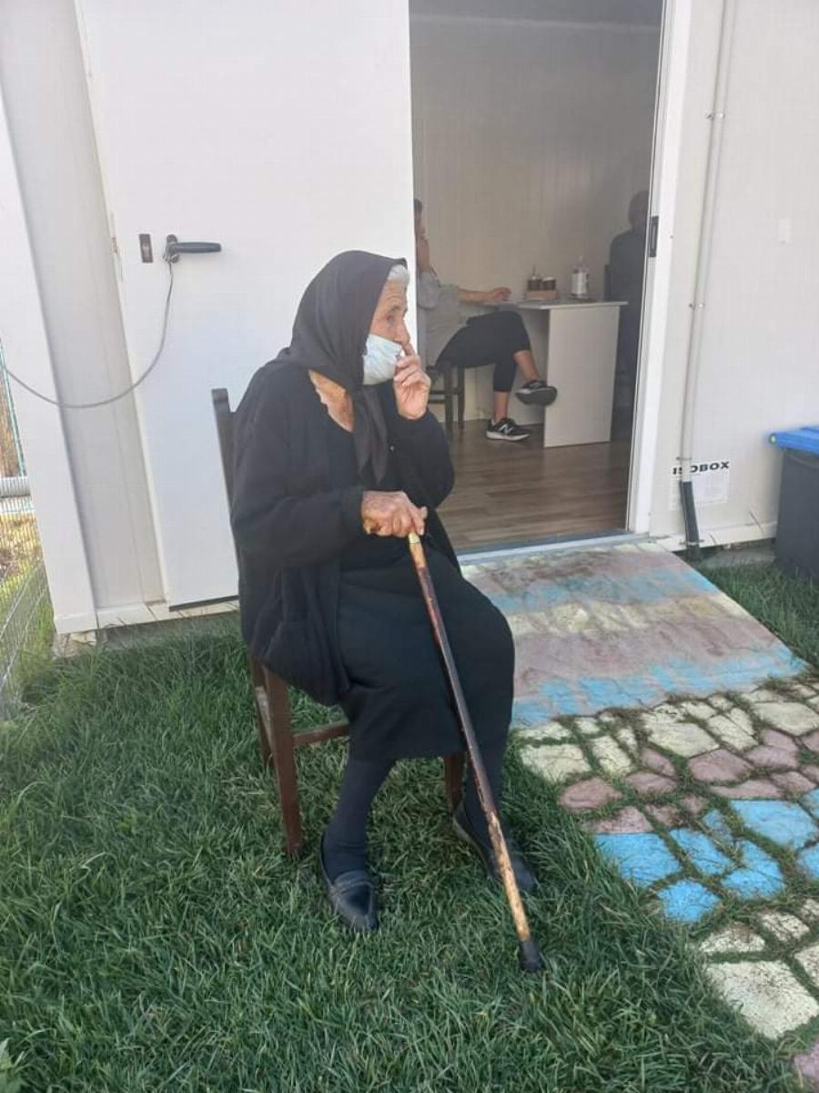 “Να κάνουμε όλοι την τρίτη δόση”: Η κα. Ελένη, 100 ετών, έστειλε ένα ηχηρό μήνυμα κάνοντας το εμβόλιο