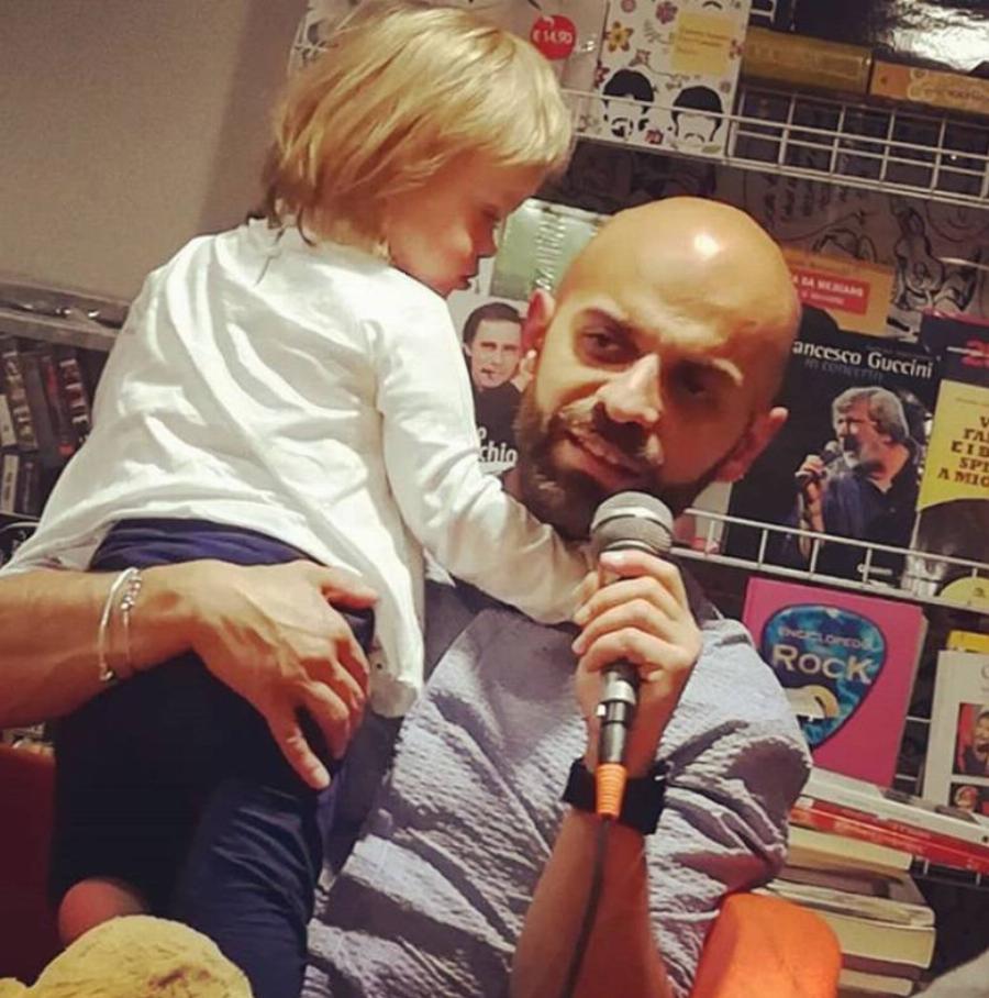 Κοριτσάκι με σύνδρομο Down επιτέλους υιοθετείται από έναν υπέροχο άνθρωπο