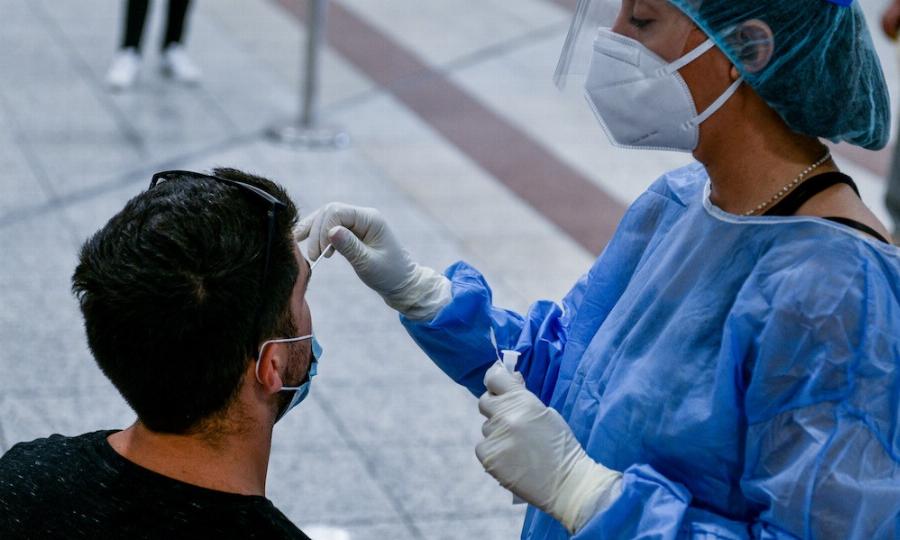 Πώς θα σκανάρονται απ’ το Σάββατο οι ανεμβολίαστοι σε καταστήματα και εστίαση