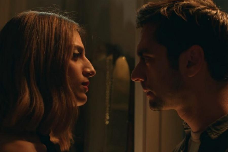 Το νέο βίντεο της Lacta: Η απάντηση σε όσους στέκονται απαθείς απέναντι στις γυναικοκτονίες