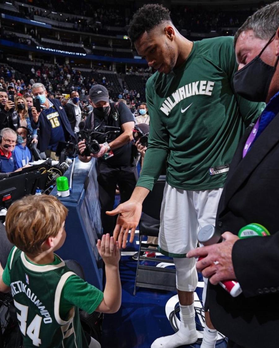 Γιάννης Αντετοκούνμπο: Δεν μπορεί να αντισταθεί στους fans του και συγκινεί