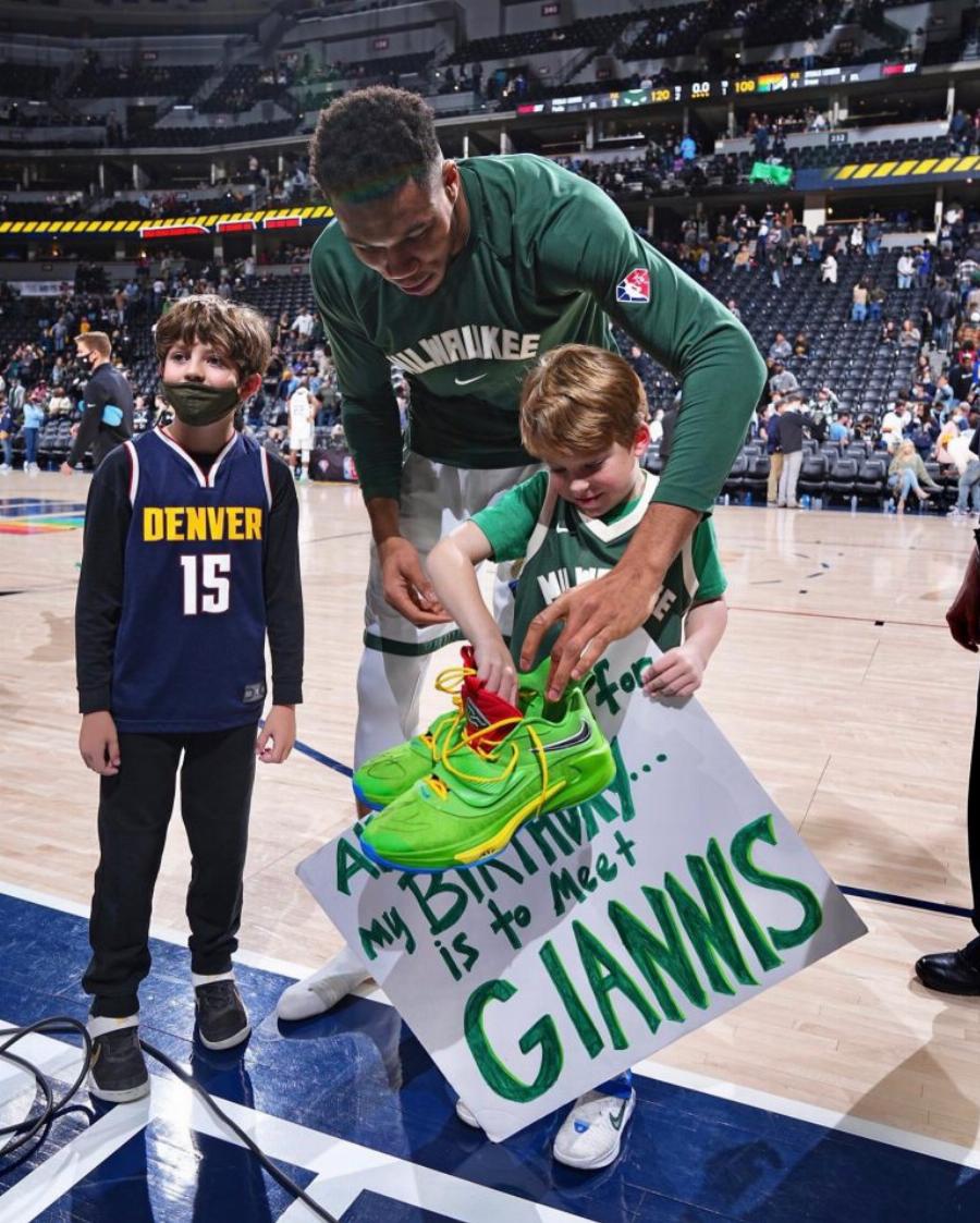 Γιάννης Αντετοκούνμπο: Δεν μπορεί να αντισταθεί στους fans του και συγκινεί