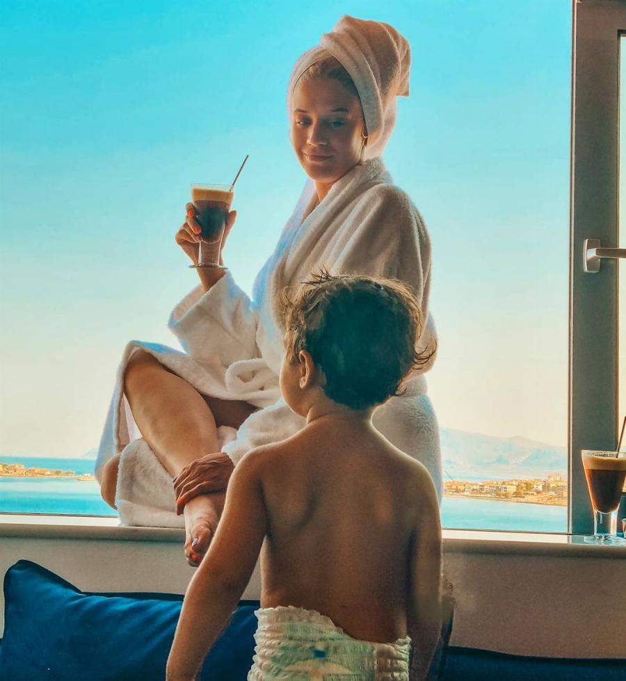 Τζένη Θεωνά: «Ο γιος μου δεν έχει βαφτιστεί ακόμα. Το παιδί σε λίγο θα πάει μόνο του στον ποταμό, θα διαλέξει και άλλο όνομα»