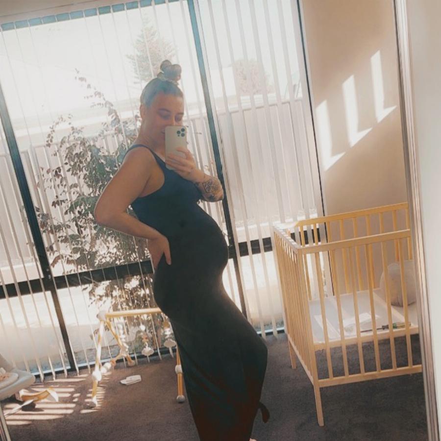 Έγκυος κομμώτρια αρνείται να κουρέψει πελάτες εμβολιασμένους για κορονοϊό