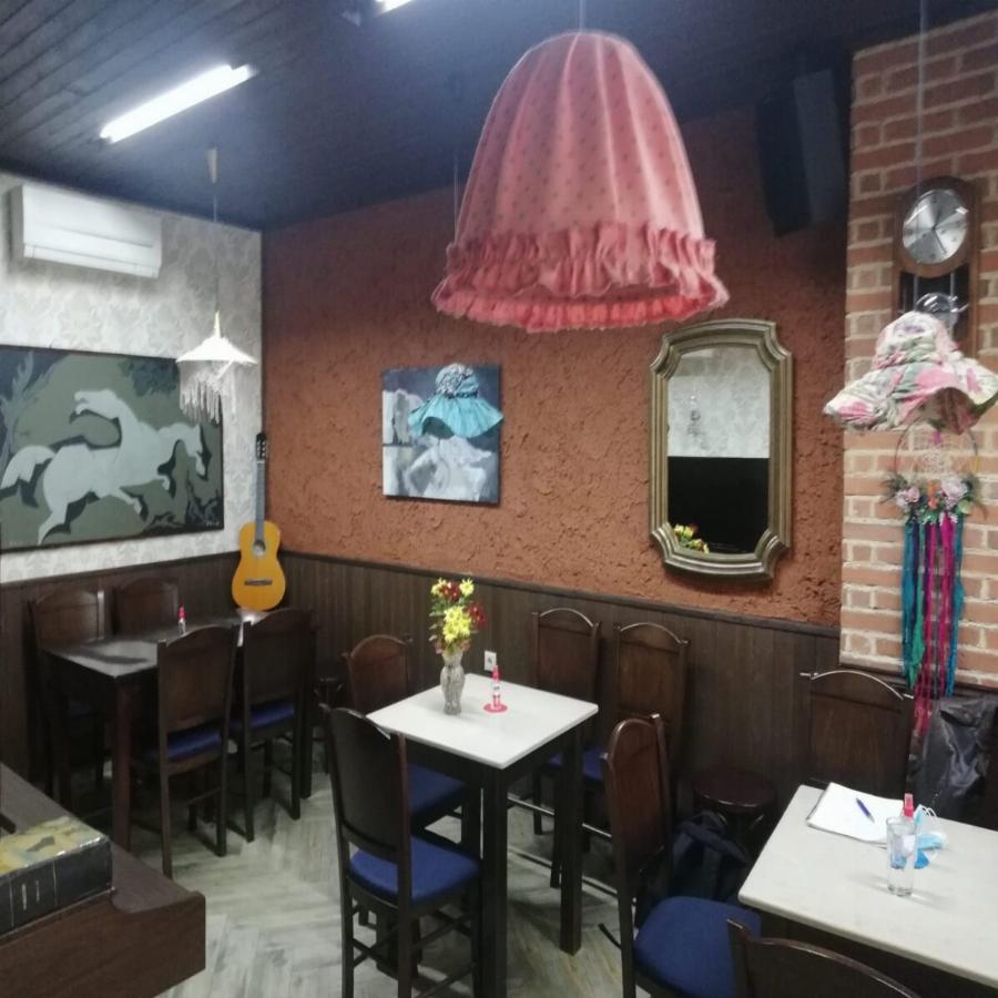 Kαφενείο στη Φλώρινα δέχεται μόνο γυναίκες και οι άντρες επιτρέπονται υπό μια προϋπόθεση