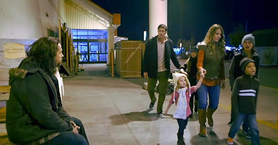 Τα Χριστούγεννα δεν γιορτάζονται με το πορτοφόλι: Άστεγος άνδρας μιλάει στην καρδιά του κόσμου