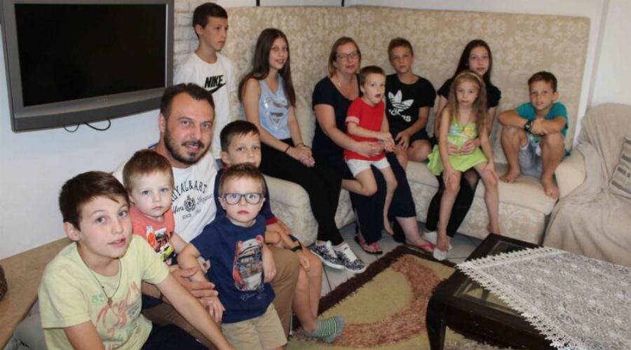 Έξι λίτρα γάλα και πέντε ψωμιά καθημερινά: Η ζωή μιας οικογένειας με 11 παιδιά στη Θεσσαλονίκη