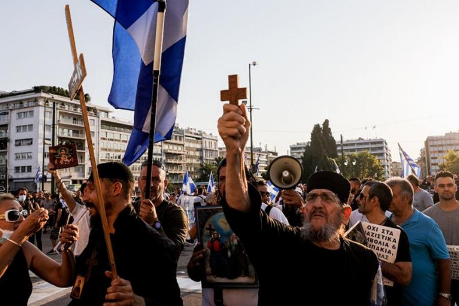 «Φιλάω τη γυναίκα μου, αλλά δεν κολλάω! Τι να κάνω;»: Αρνητές προσπαθούν να νοσήσουν και δεν βρίσκουν τρόπο