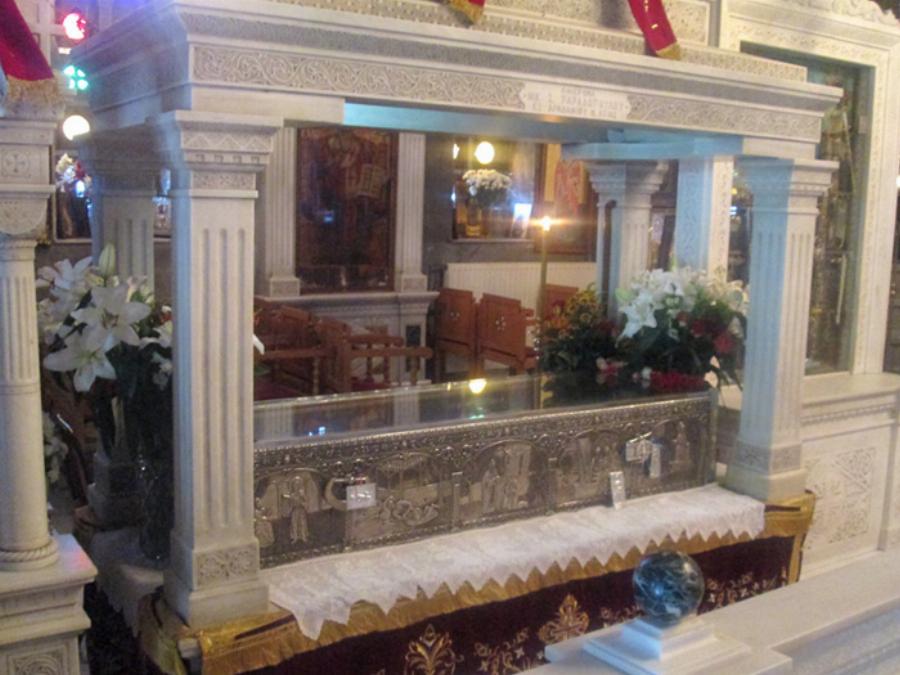 Θαύματα μέχρι και σήμερα: Το Θαυματουργό υγρό στον τάφο του Αγίου Λουκά και η Λάρνακα