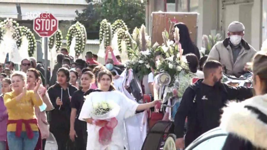 Λάρισα: Με χειροκροτήματα και τραγούδια το τελευταίο «αντίο» στη 18χρονη Μαρία