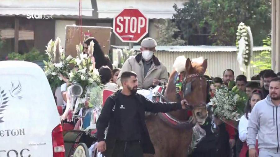 Λάρισα: Με χειροκροτήματα και τραγούδια το τελευταίο «αντίο» στη 18χρονη Μαρία