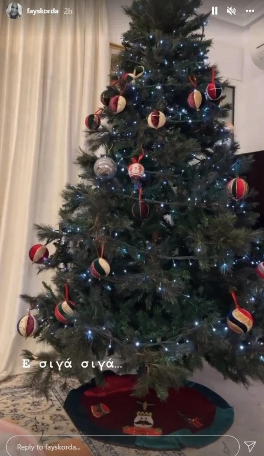 Τα Χριστούγεννα έφτασαν: 10 διάσημοι Έλληνες που στόλισαν νωρίς – Τα Χριστουγεννιάτικα δέντρα και οι οικογενειακές φωτογραφίες