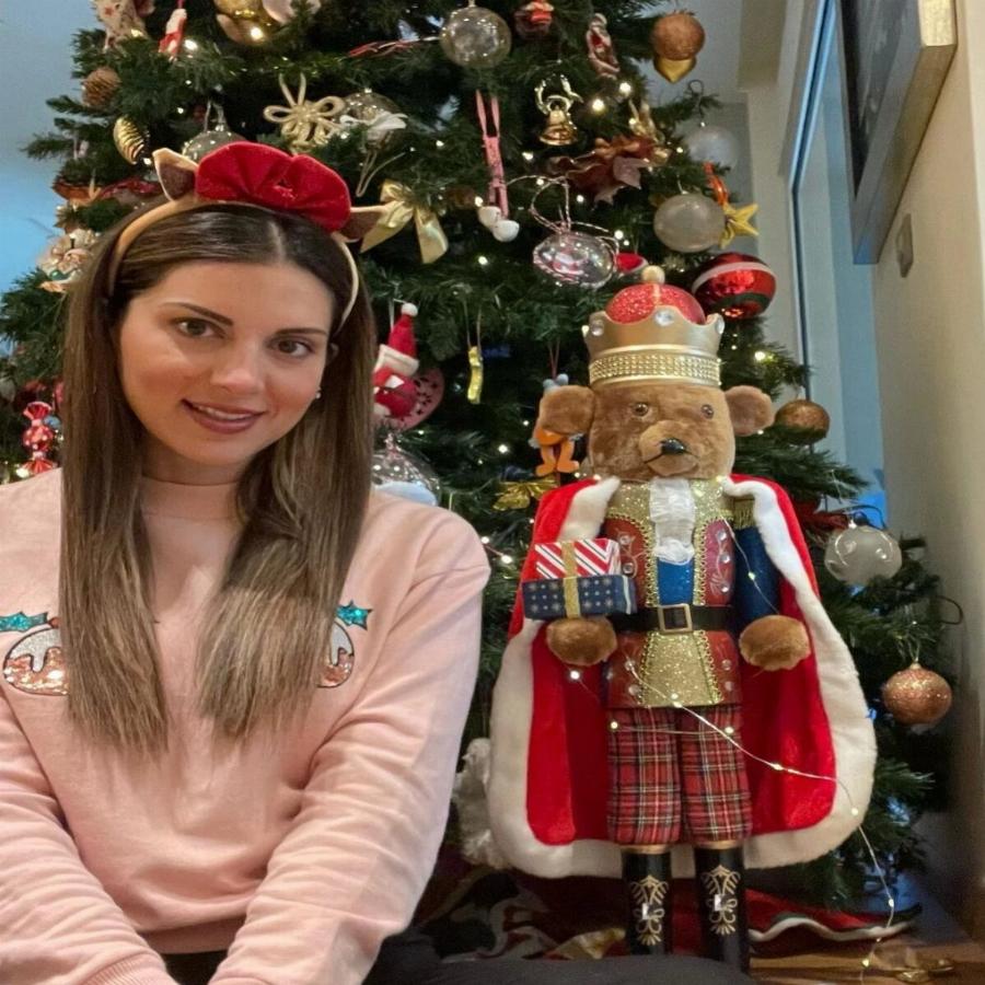 Τα Χριστούγεννα έφτασαν: 10 διάσημοι Έλληνες που στόλισαν νωρίς – Τα Χριστουγεννιάτικα δέντρα και οι οικογενειακές φωτογραφίες